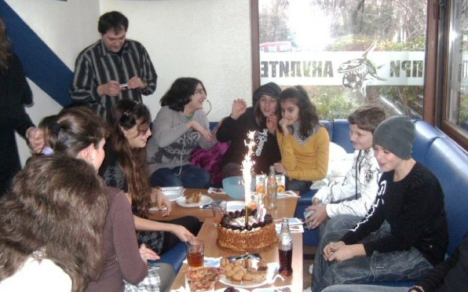 Деца празнуват рождените си дни във фенклуба на Черноморец