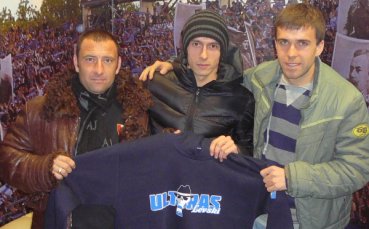 СНИМКИ: Запалянковци на Левски подариха фенски суичър на Жоро Христов