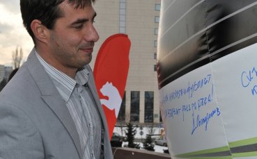 Йордан Господинов се извини на половинката си, че ще гледа футбол