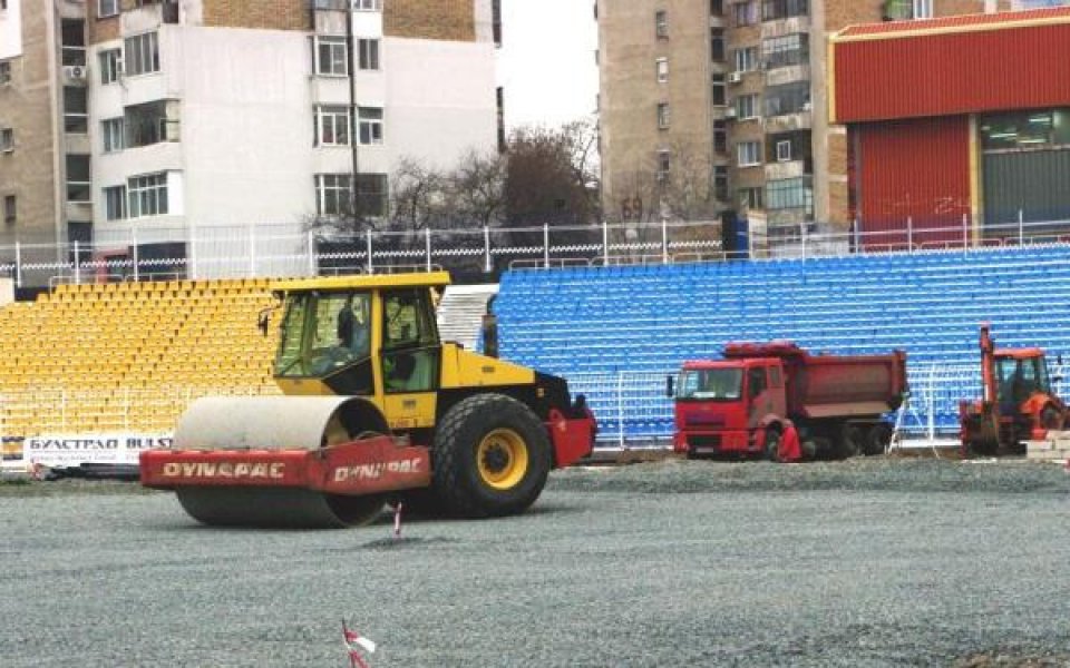 На стадион „Лазур” завършва полагането на дренажа за новия терен