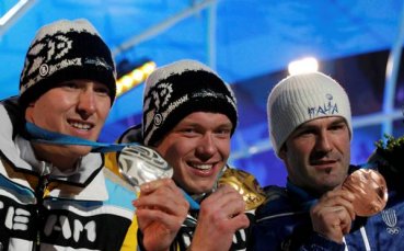 Вторият в шейните счупи зъб, докато „отхапваше” медала си