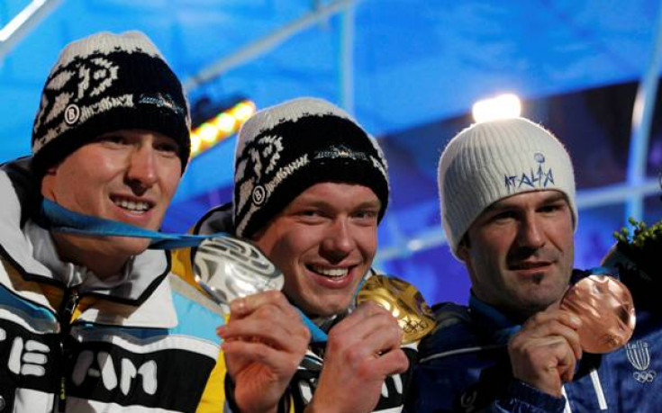 Вторият в шейните счупи зъб, докато „отхапваше” медала си