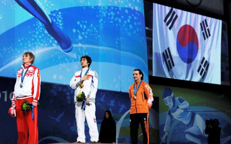 Кореец триумфира на 10 000 метра в бързото пързаляне