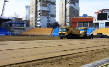 На „Лазур” започва полагането на новата тревна настилка