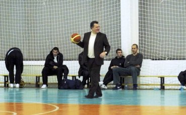 Босът на баскета хвана топката