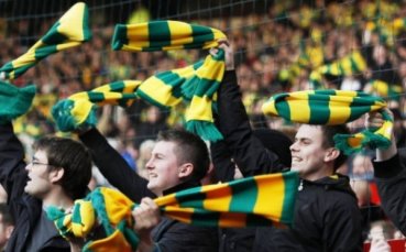 Уволниха продавач на Олд Трафорд заради жълто-зелен шал