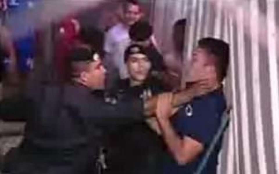 ВИДЕО:  Здрави кютеци раздават футболистите в Бразилия