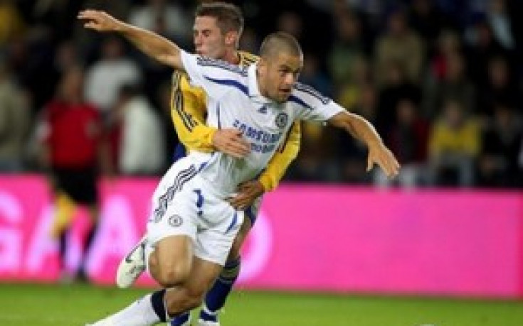 ВИДЕО: Брутален футболист нокаутира двама за 8 секунди