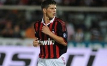 Милан няма да се разделя с Хунтелаар