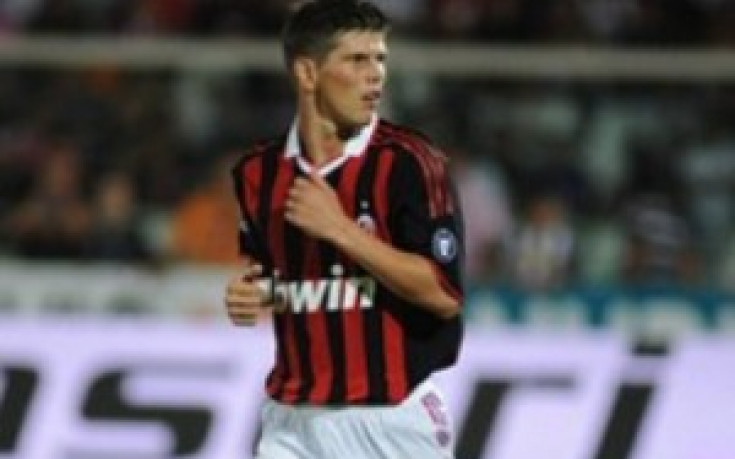 Милан няма да се разделя с Хунтелаар