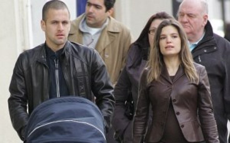 Щастливият Коул разходи дъщеричката си