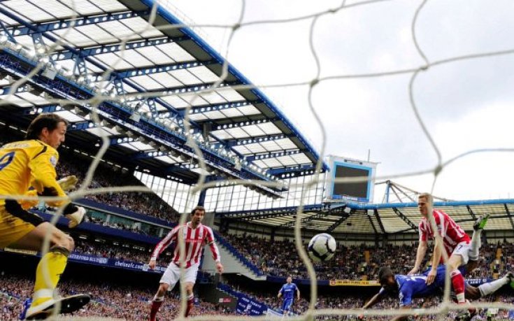 Челси смля Стоук Сити по пътя към титлата