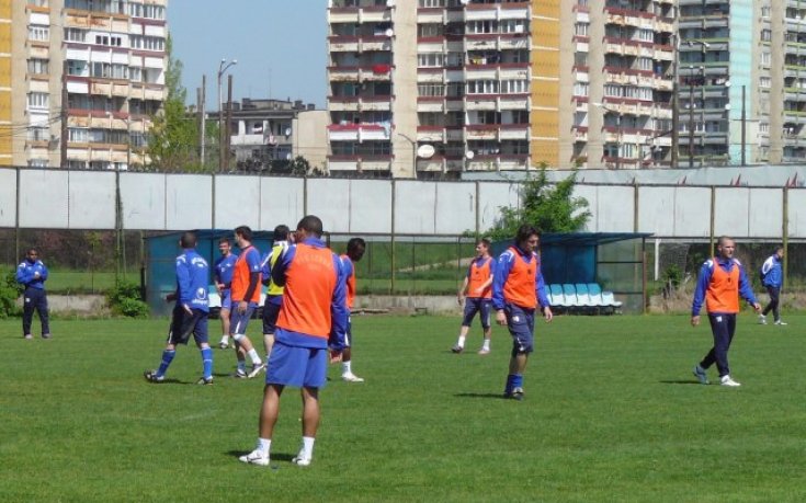 Липса на халфове тормози Левски, 19 „сини” тръгнаха за Варна