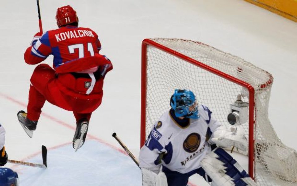 Русия и Швеция напред на Световното по хокей