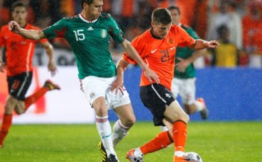 Хунтелаар: Оставам в Милан