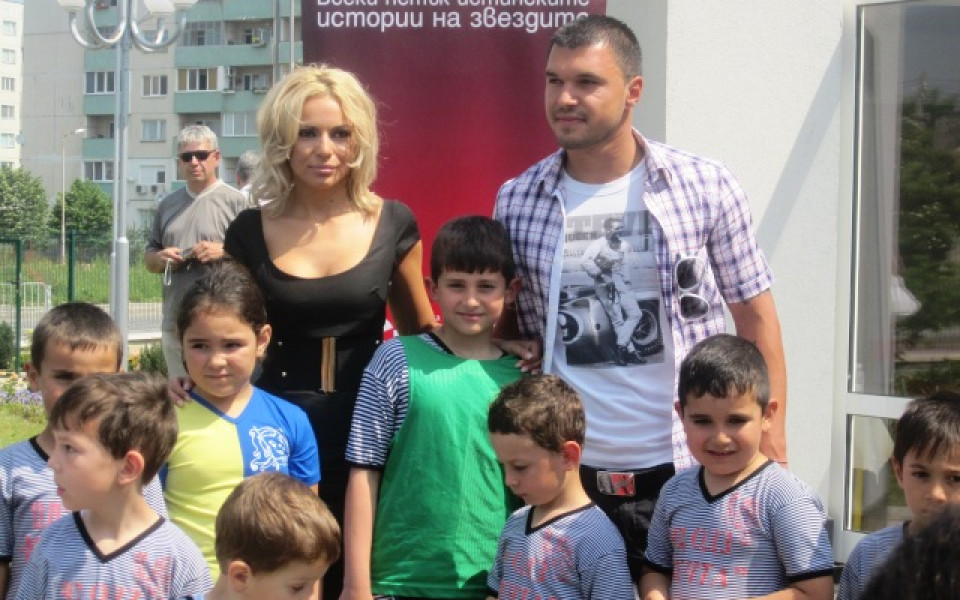 Алисия и Валери Божинов зарадваха малчугани от детска градина „Мечта”