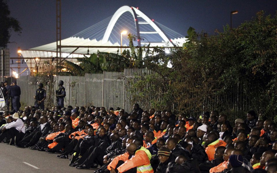 Стюардите на стадиона в Дърбан на протест, намалили им заплащането