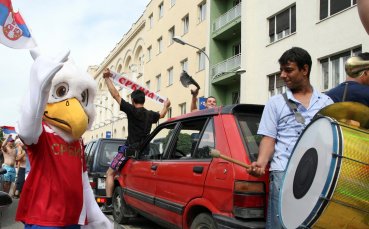 ВИДЕО: Хиляди излязоха по улиците на Сърбия, за да празнуват победата
