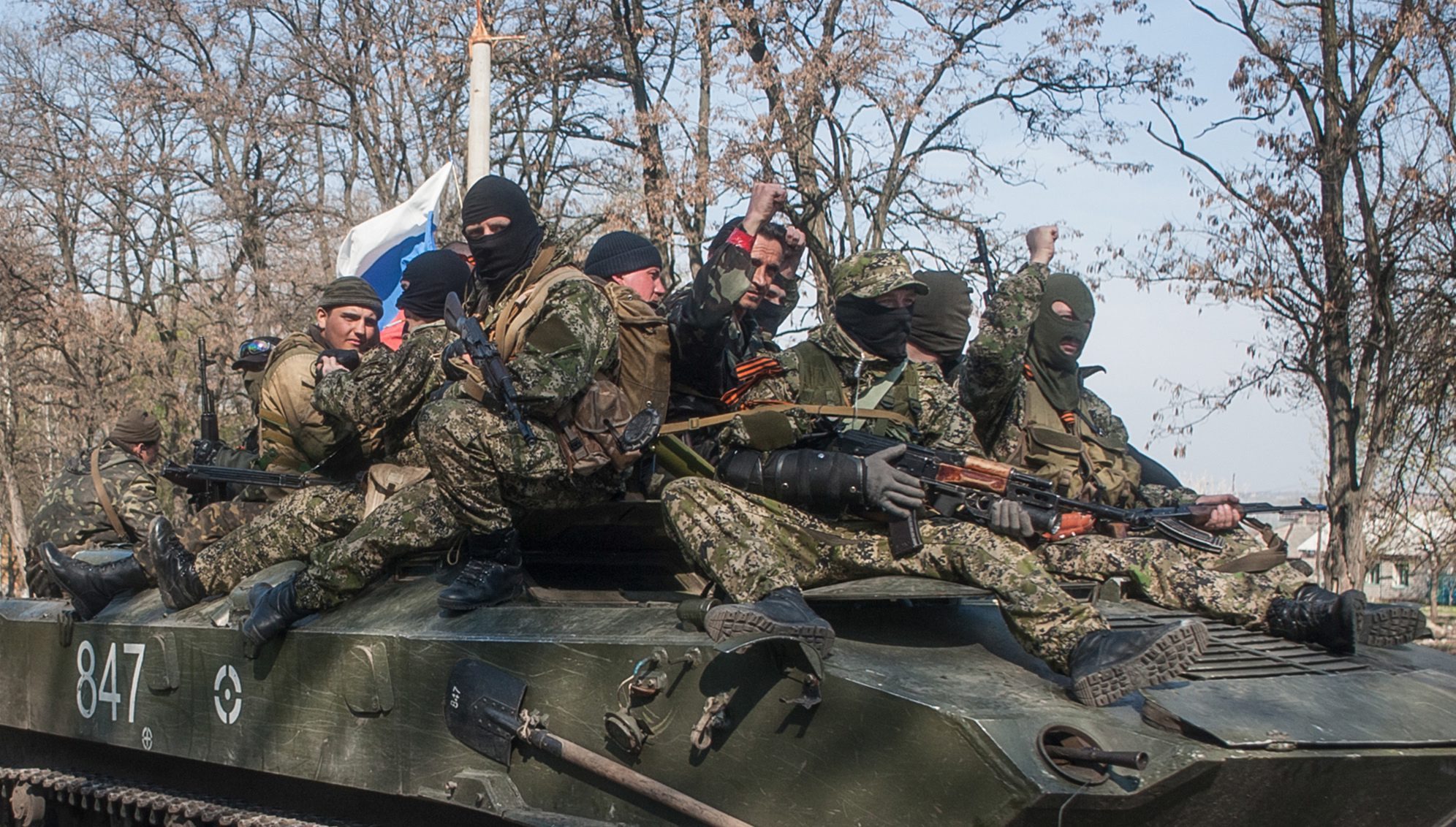 Бронетранспортьори с руски знамена влязоха в Краматорск и Славянск