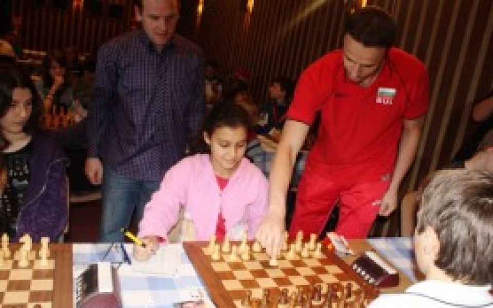 Теди Салпаров игра шах с деца-шампиони