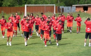 Раздадоха червени телефони на „червените”