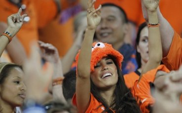 СНИМКИ: Нежните лица от трибуните на Мондиал 2010