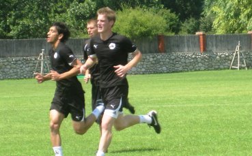 Наградиха рожденик в Славия със здраво тичане