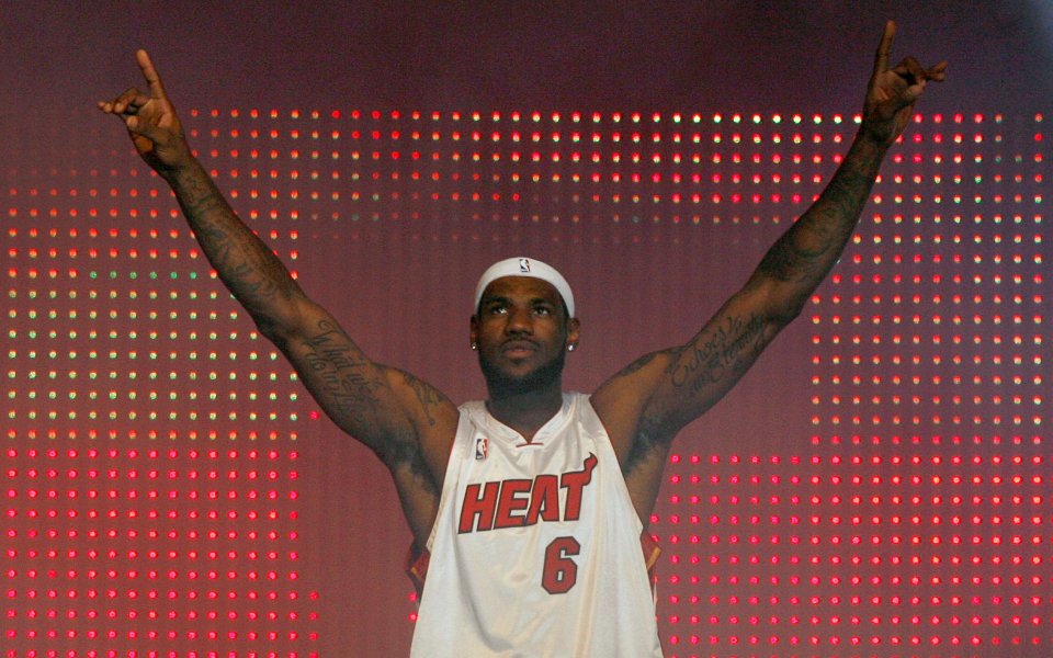 Сър Чарлз разнищи от критика ЛеБрон, той пък си купува имение за 50 млн.