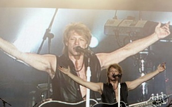 Бон Джоуви ще направи четири футболни фена щастливи