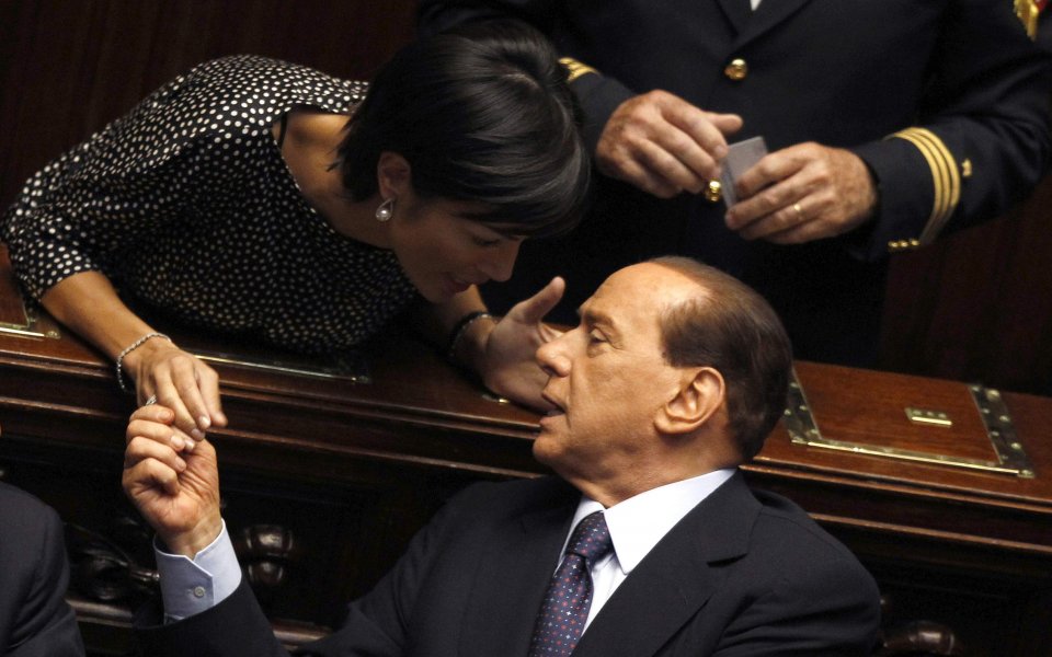 Палавият Берлускони споделил леглото си с три жени... едновременно