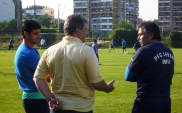 Батков отново гледа тренировка на Левски