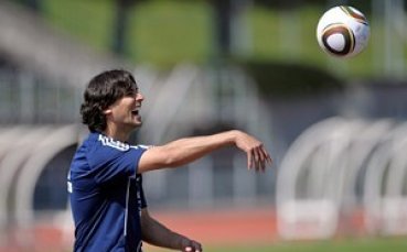 Уест Хем близо до Роке Санта Крус