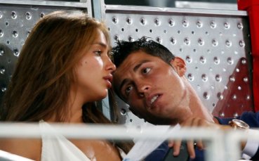 Палавникът Роналдо бомбардира с SMS-и руса красавица зад гърба на гаджето си