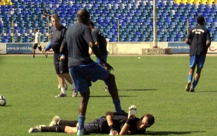 ВИДЕО И СНИМКИ: Левски тренира с настроение, съотборници бъзикат Гарра