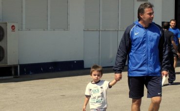 СНИМКИ: Ясен Петров Джуниър инспектира баща си преди мача с АИК