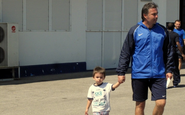 СНИМКИ: Ясен Петров Джуниър инспектира баща си преди мача с АИК