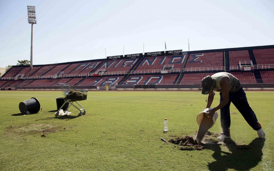 Разораният терен на Паниониос прати АЕК на друг стадион