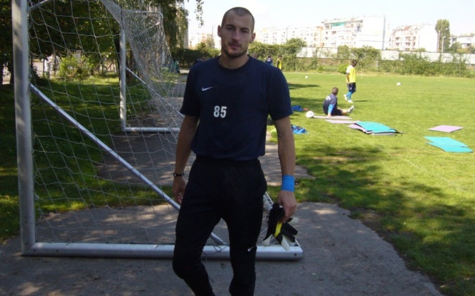 Вратар на Левски тренира самостоятелно, заради автомобилен инцидент