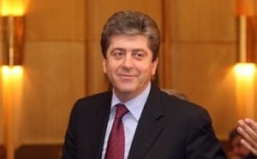 Младежите подариха топка на Първанов, той ги почерпи със шампанско