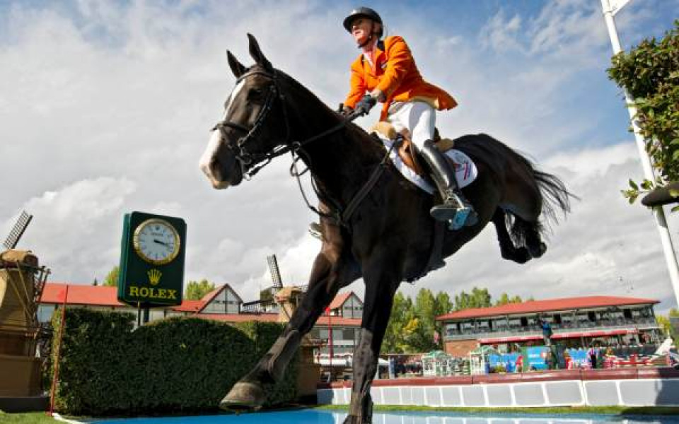 СНИМКИ: Сексапилна ездачка се съблече за списание