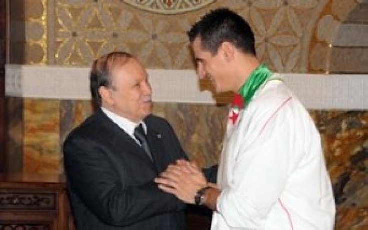 ФИФА глоби алжирски нападател за шамар