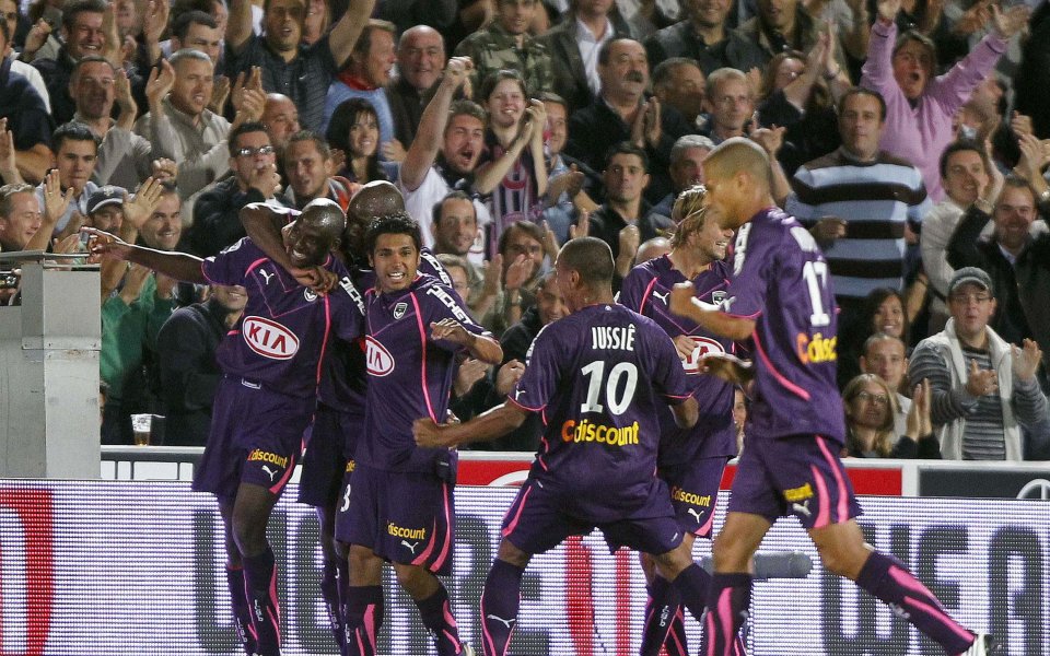 Два третодивизионни отбора изхвърлиха елитни съперници във Франция