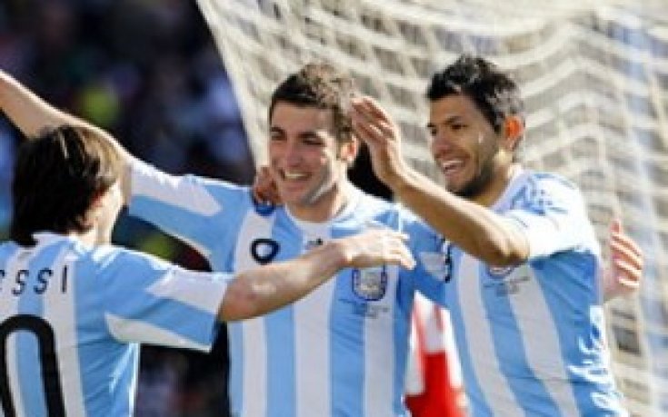 Аржентинската Футболна федерация освободи Агуеро