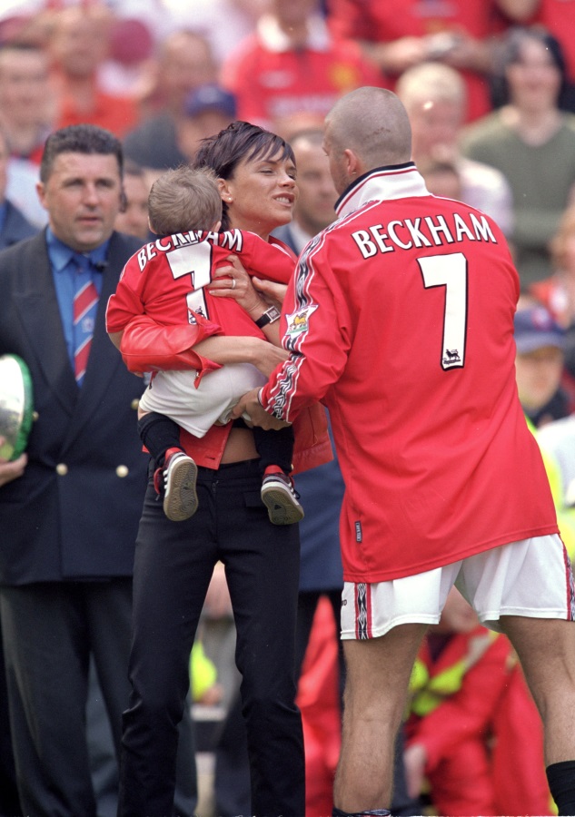 <p><font size="4">Дейвид Бекъм приема поздравления от съпругата си Виктория и синът си Бруклин, след спечелването на ФА Къп от Манчестър Юнайтед на 6 май 2000 г.</font></p>