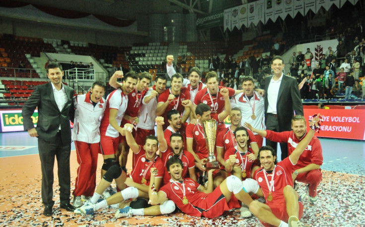 Гибона с първа купа като треньор – вдигна Суперкупата на Турция