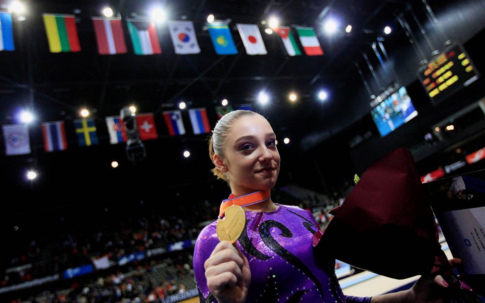 Контузен японец взе световната си титла в многобоя, 16-годишна рускиня спечели при жените