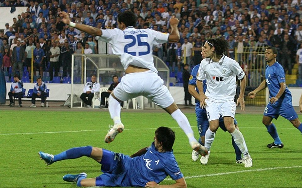 С човек по-малко Гент загуби дербито и отстъпи второто място