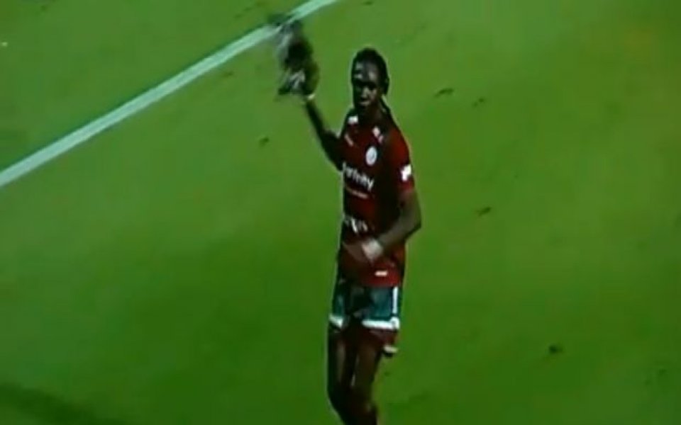 ВИДЕО: Патица нахлу на терена на белгийски мач, Хабиб Хабибу я изхвърли
