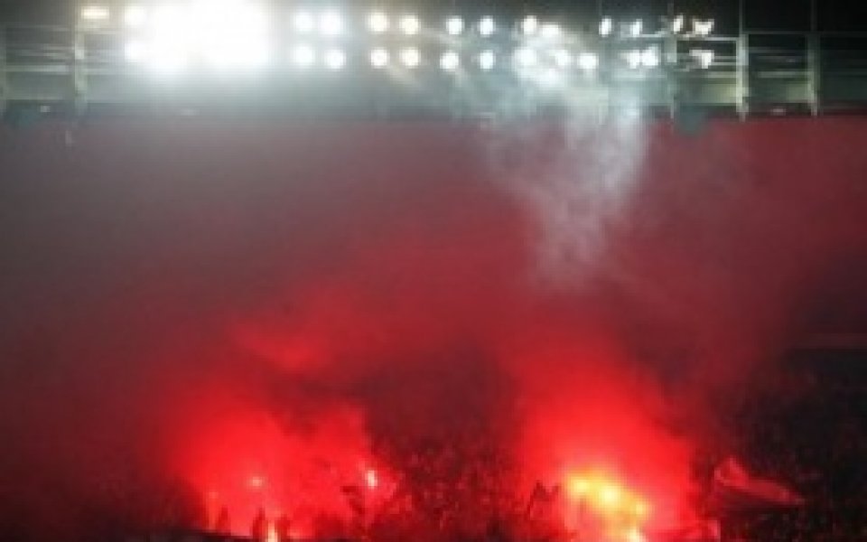 Яркочервено и яркосиньо