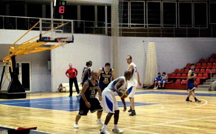 Левски пак се мъчи в София, но се справи с Ямбол